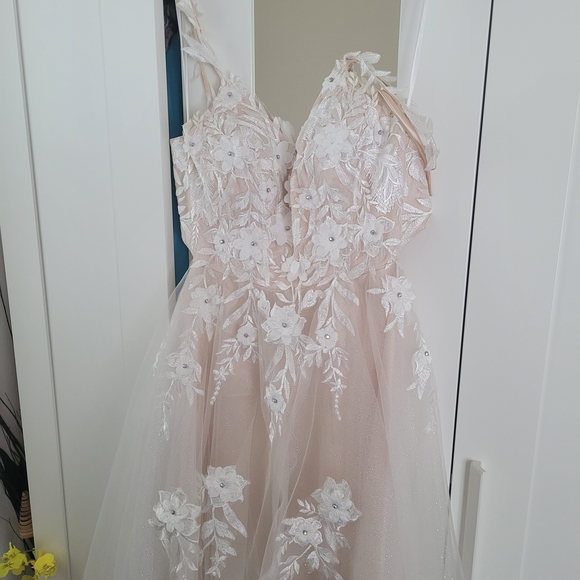 Elegant Cream Lace Wedding Dress - Picture 2 of 3